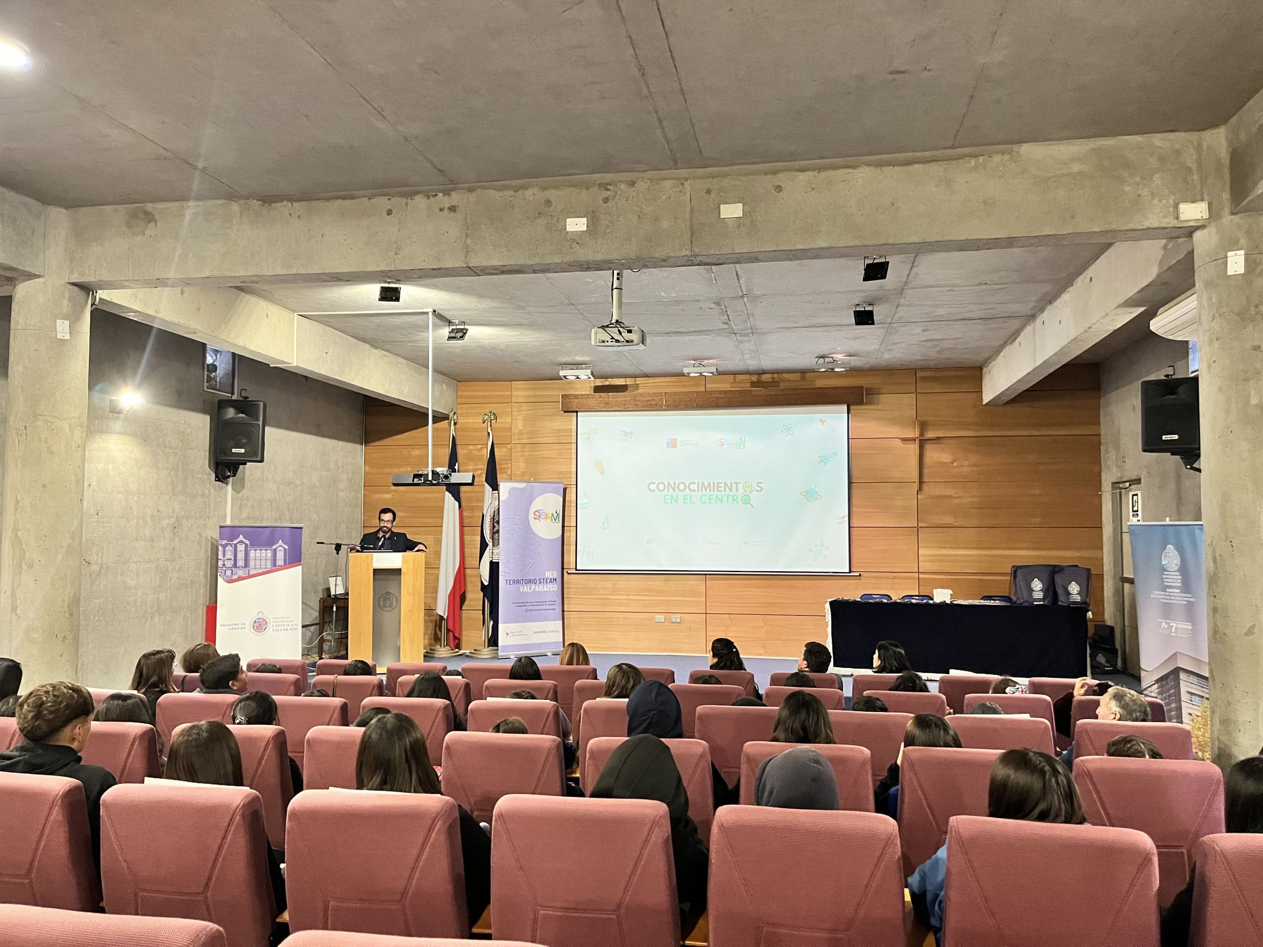 Seremi CTCI, PUCV y Red STEAM Valparaíso colaboran para recibir a 45 estudiantes y profesores de la comuna de Petorca
