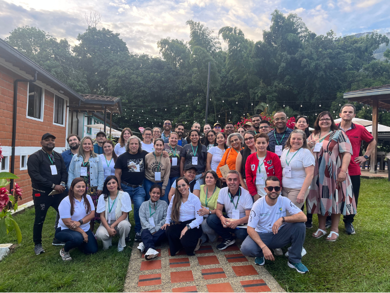 Docentes de Colombia culminan la creación de Recursos Educativos Abiertos inclusivos en la Creatón STEM+ 2025